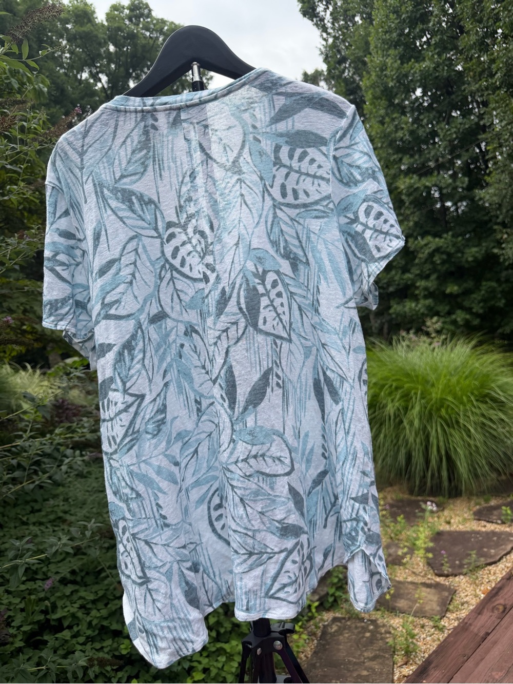 Tahari Light Blue and White Leaf-Print 100% Linen Top- Size 1X - Picture 2 of 8